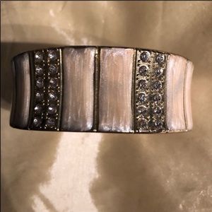 🆕NEW Beautiful cream & Gold Bracelet w/crystals!!